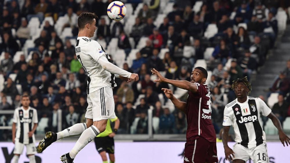 صحف إيطاليا تركز على رأسية رونالدو المئوية