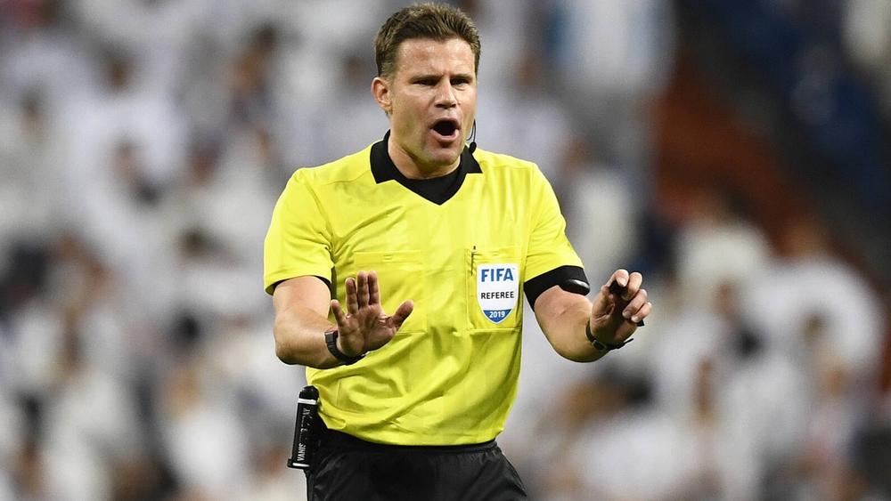 اختيار حكم ألماني لقيادة مباراة أياكس وتوتنهام