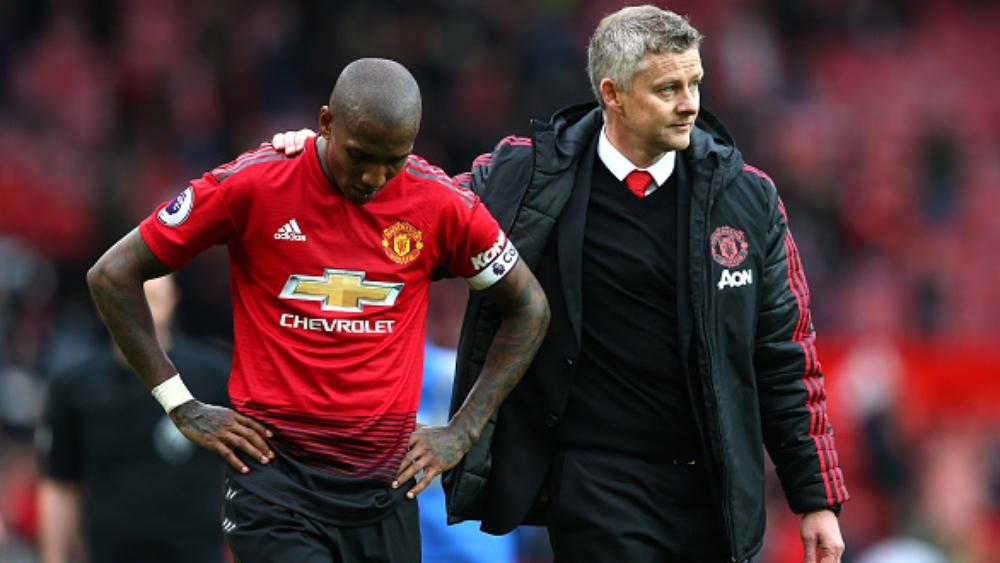 آشلي يونج مُحبط من تواضع طموح مانشستر يونايتد