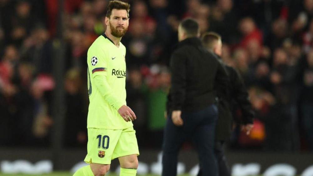 ميسي يسافر منفردًا لبرشلونة ويتعرض للاستهجان في المطار