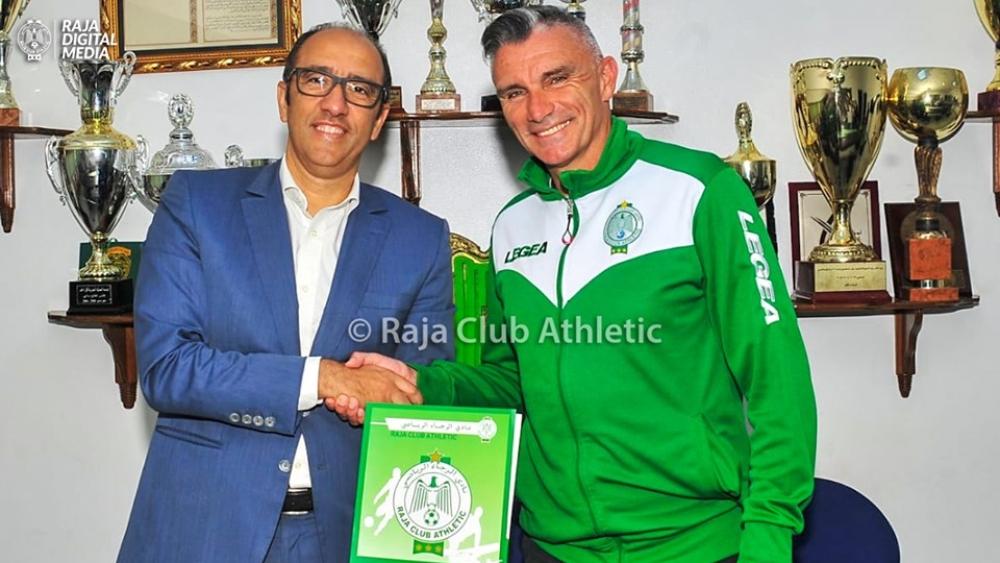 رسميا: إدارة الرجاء تجدد عقد المدرب الفرنسي كارتيرون