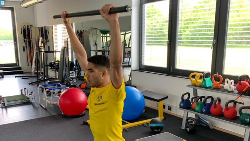 حكيمي يعود إلى دورتموند ويتقدَّم في برنامجه العلاجي