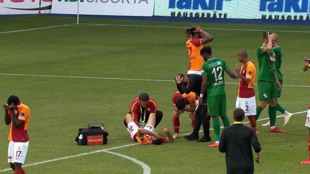 لاعب غلطة سراي يصيب الكل بـ"الصدمة" بعد كسر خطير في الساق