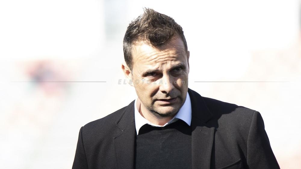 ألوس للاعبين: "من لم 'يقاتل' لن يرتدي القميص.. ومشكلة الجيش ليست في الفريق!"