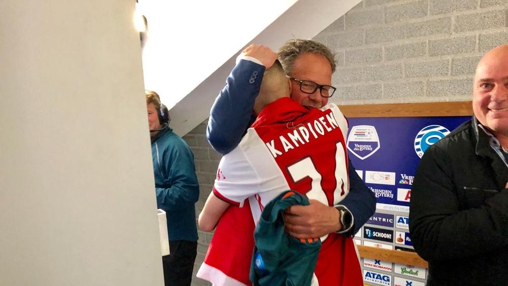 زياش يخطف الأنظار بعد التتويج.. لمن أهدى قميصه؟