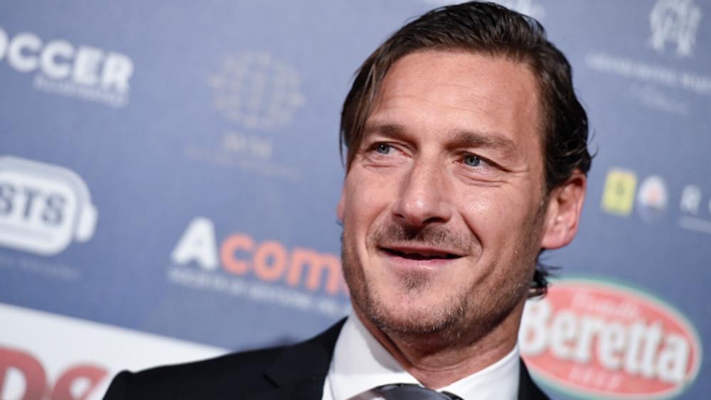 توتي أثناء زيارة الكويت: هناك لاعب عربي واحد هو الأفضل في مركزه