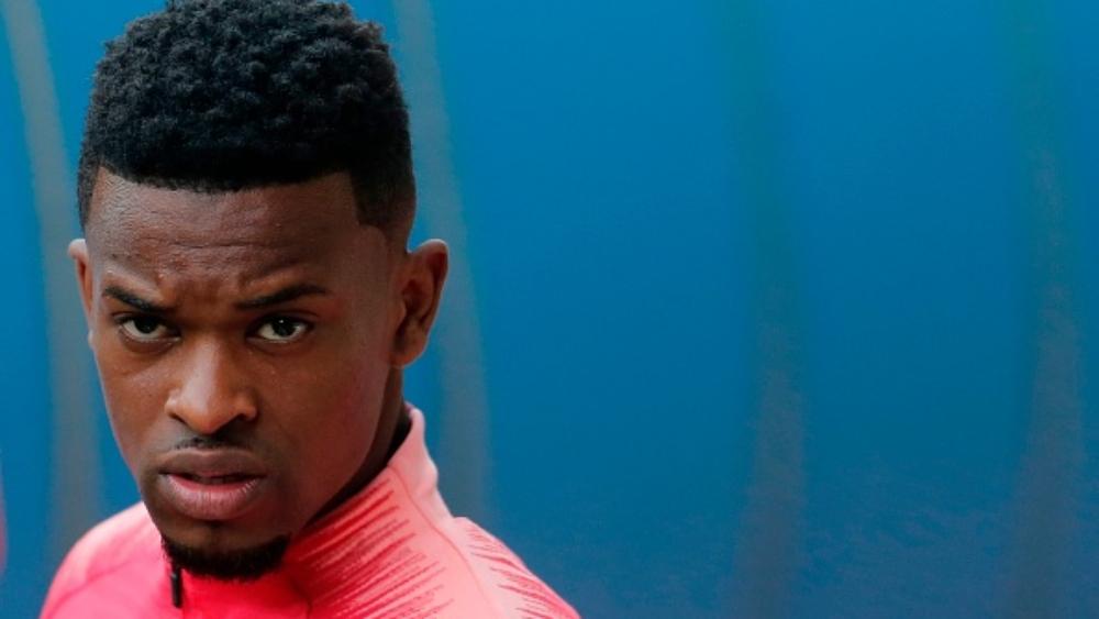 سيميدو يغادر المستشفى ويغيب عن تدريبات برشلونة