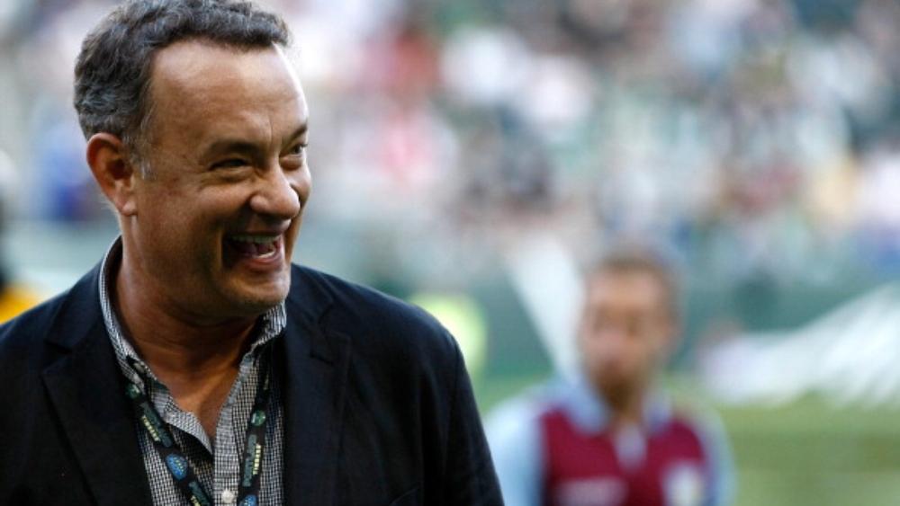 أسطورة هوليوود "توم هانكس" يؤازر ناديه المفضل في كرة القدم