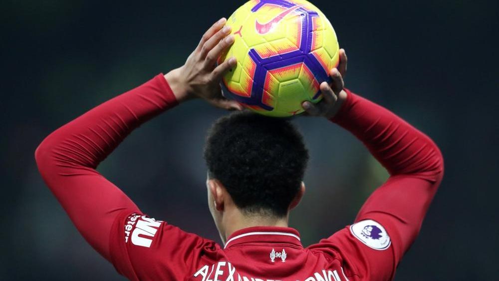 هل تعلم أن ليفربول لديه مدرب لرميات التماس؟