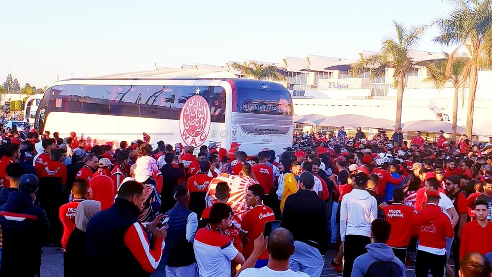 جماهير غفيرة تنتظر استقبال بعثة الوداد بمطار "محمد الخامس"