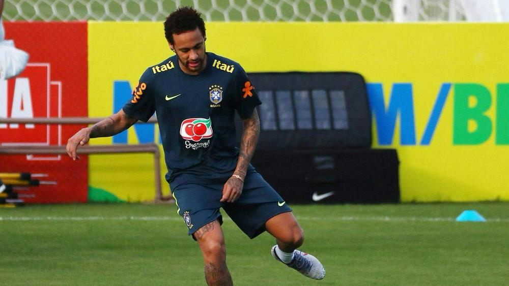 نيمار يعود للبرازيل بعد يوم من اتهامه بالاغتصاب