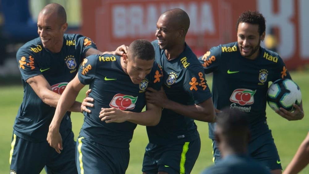 فرناندينيو: نثق في براءة نيمار.. وجميعنا نسانده