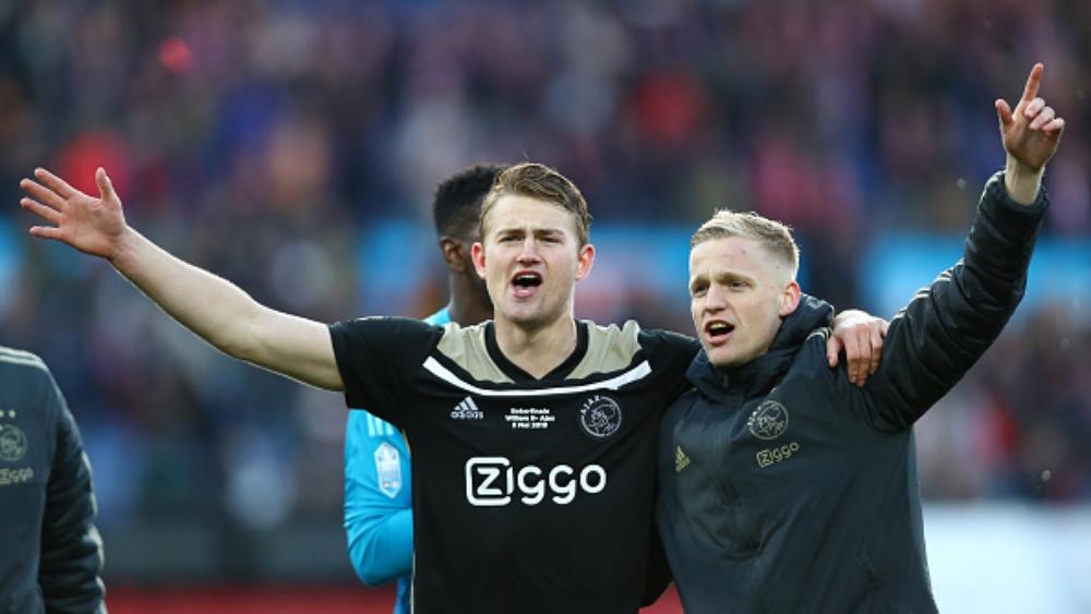 دي ليخت يكشف عن الأندية التي تريده .. وموقفه الحالي