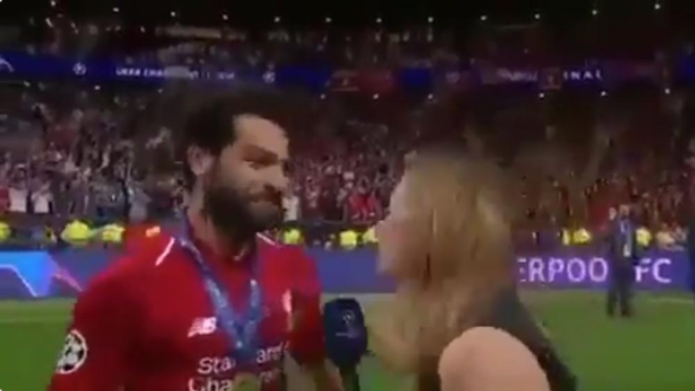 رد فعل محمد صلاح مع صحفية ظن أنها تريد تقبيله!