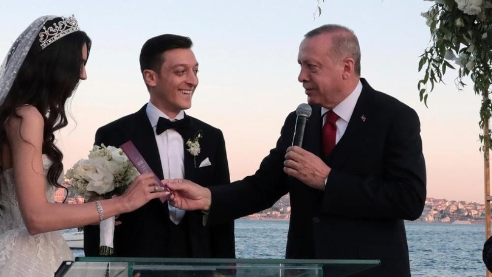 أوزيل يرفض الهدايا في حفل زفافه ويدعو للتبرع لإجراء عمليات جراحية لـ 1000 طفل!