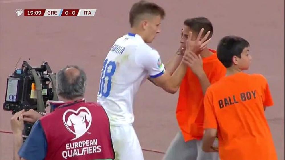 بعد غضبه.. لاعب منتخب إيطاليا يسدد في وجه طفل جامع للكرات!