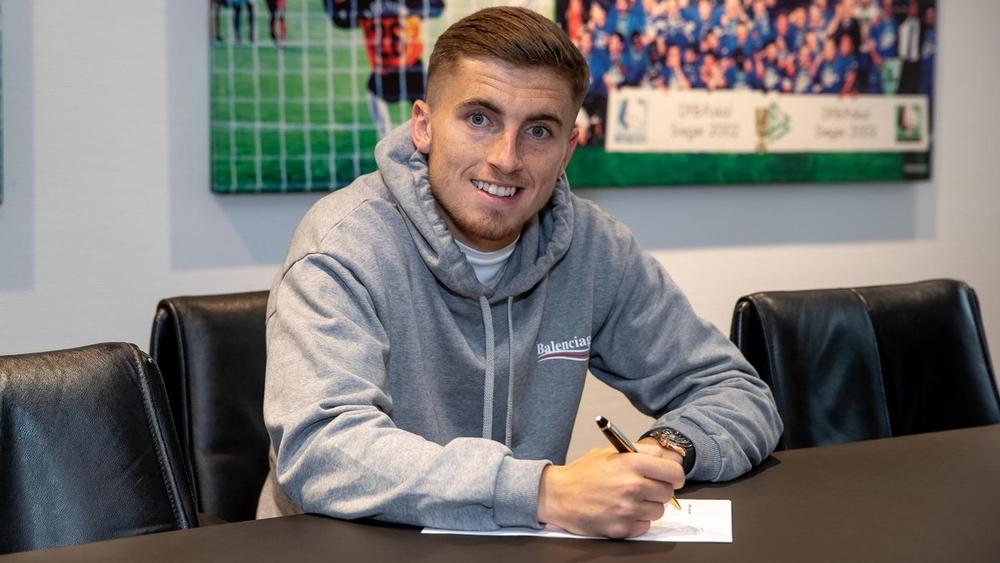 شالكه يعلن عن تعاقده مع مدافع إيفرتون