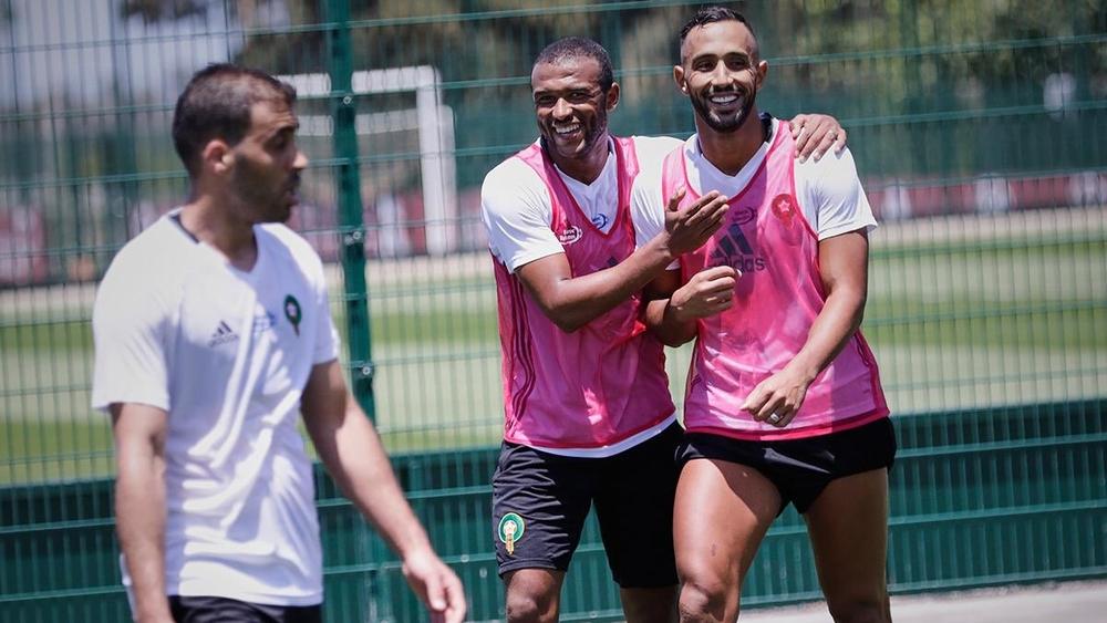 الكعبي يدخل "لعبة" الرسائل المشفرة بصورةٍ مع بنعطية وتعليق "السعادة"!