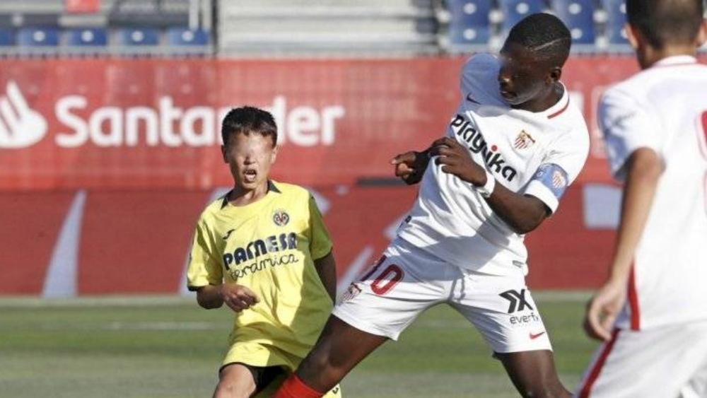 صورة | لاعب عمره 12 سنة يخطف الأنظار بسبب "طوله"!