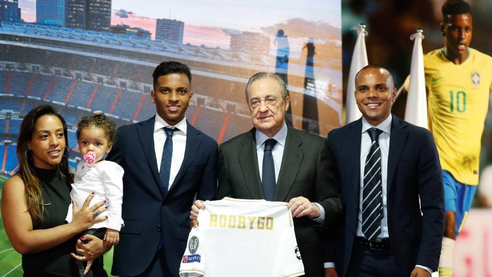 رودريغو.. والده (34 سنة) قرر الاعتزال سنة 2016 للتركيز على مسيرة ابنه