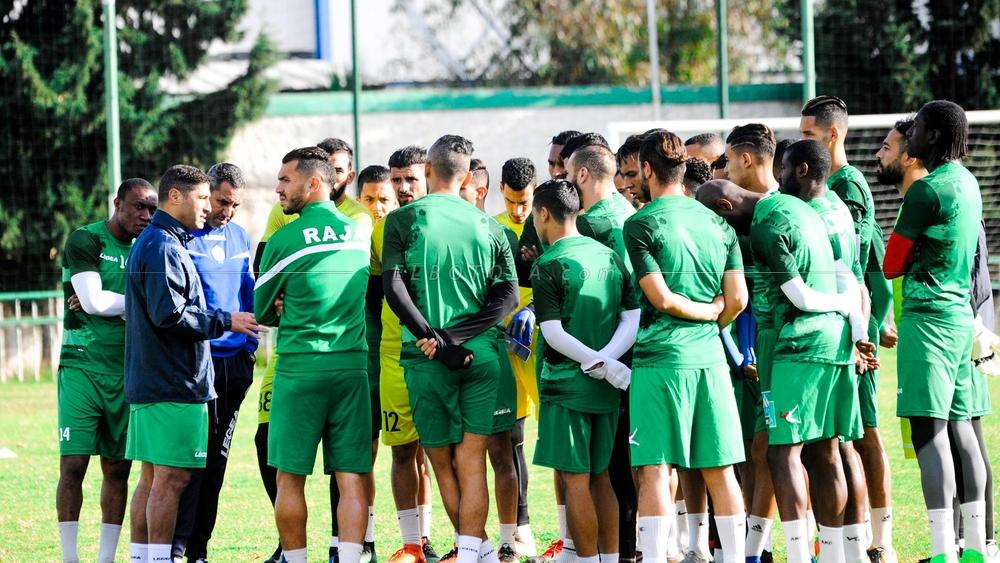 الرجاء تسارع الزمن للتعاقد مع أحد لاعبي خط الوسط داخل البطولة الاحترافية