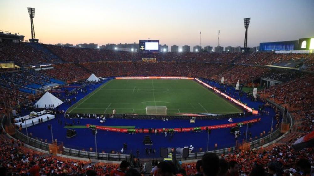 بالصور .. هكذا هي أجواء ملعب القاهرة قبل ساعتيْن من لقاء الافتتاح