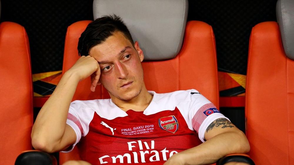 أوزيل يتيح حساباته على مواقع التواصل الاجتماعي "للأهداف النبيلة"