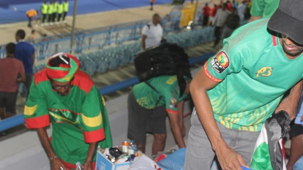 رغم الهزيمة "الكبيرة".. الجماهير الموريتانية تخطف الأنظار بتنظيفها المدرجات