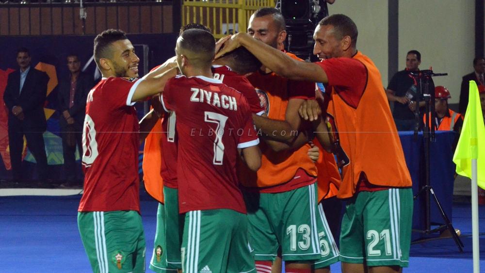 نجم برشلونة يشاهد لقاء الأسود والأفيال من المدرجات