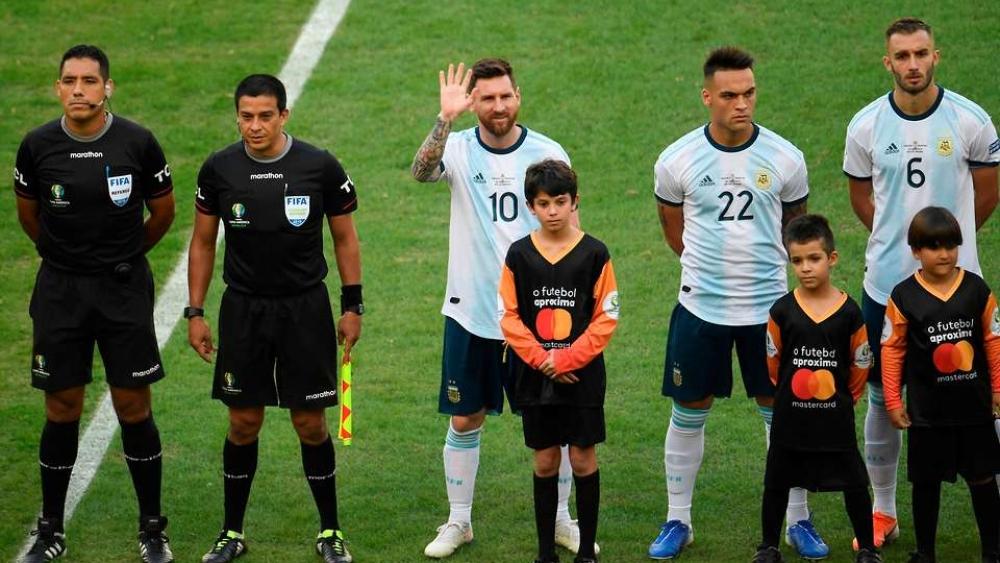 ميسي "يتخلى" عن عادته المثيرة للجدل قبل انطلاق المباريات