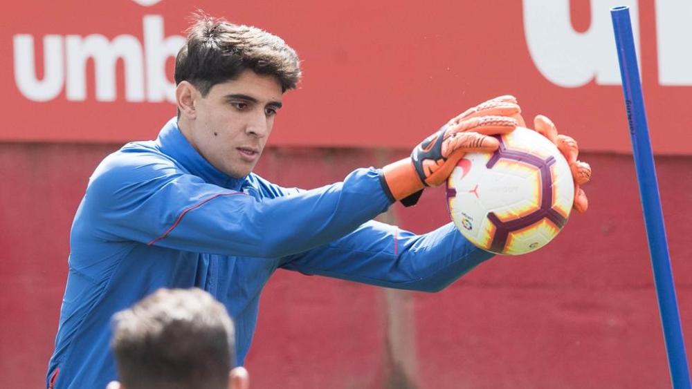 نادٍ إسباني يُريد بونو لمنافسة حارسه المخضرم