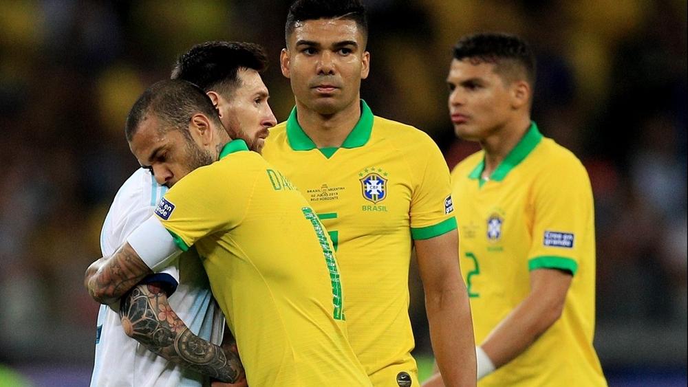 ألفيس يدافع عن ميسي: "عندما نخسر الكل يخسر لكن عندما تخسر الأرجنتين فميسي وحده يتحمل المسؤولية"