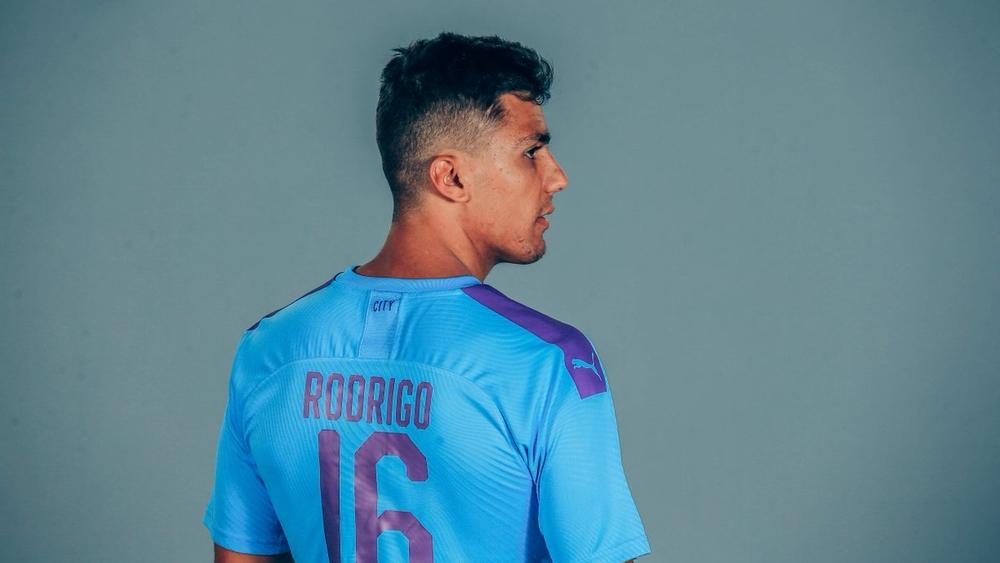 رسميا | مانشستر سيتي يقدم لاعبه الجديد رودريجو