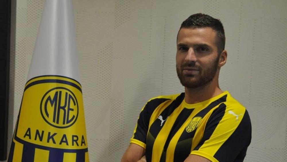 لاعب يحرج فريقه أمام "الملأ".. ويطالب بمستحقاته بطريقة "غير متوقعة"!