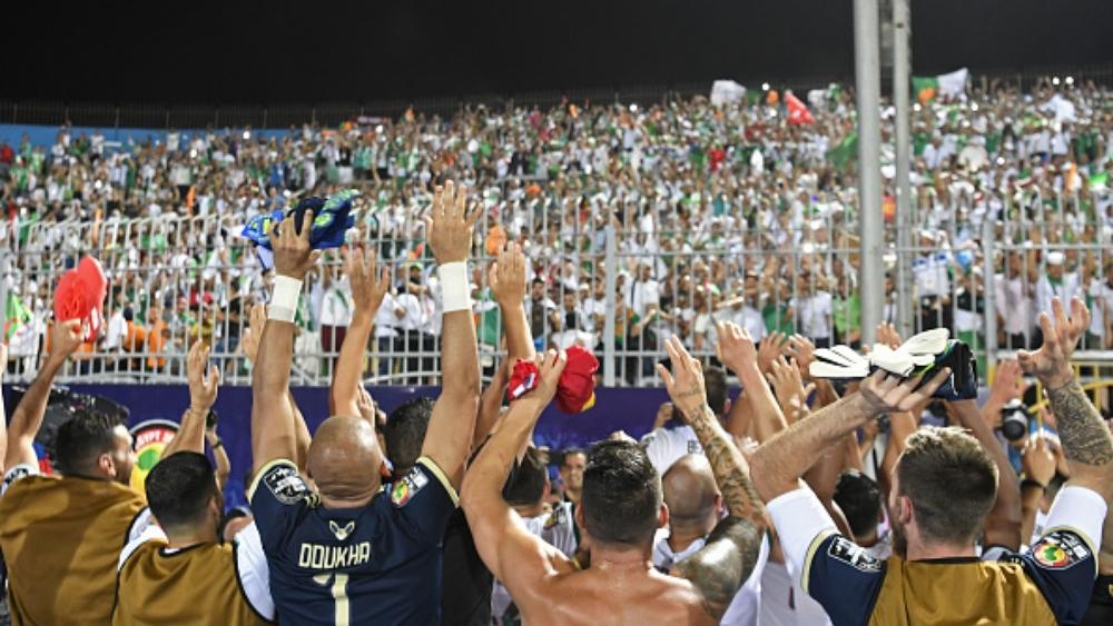 جسر جوي ينقل آلاف الجزائريين إلى مصر قبل مواجهة كوت ديفوار