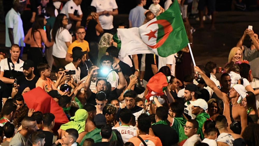 9 طائرات عسكرية لنقل الجماهير الجزائرية إلى مصر