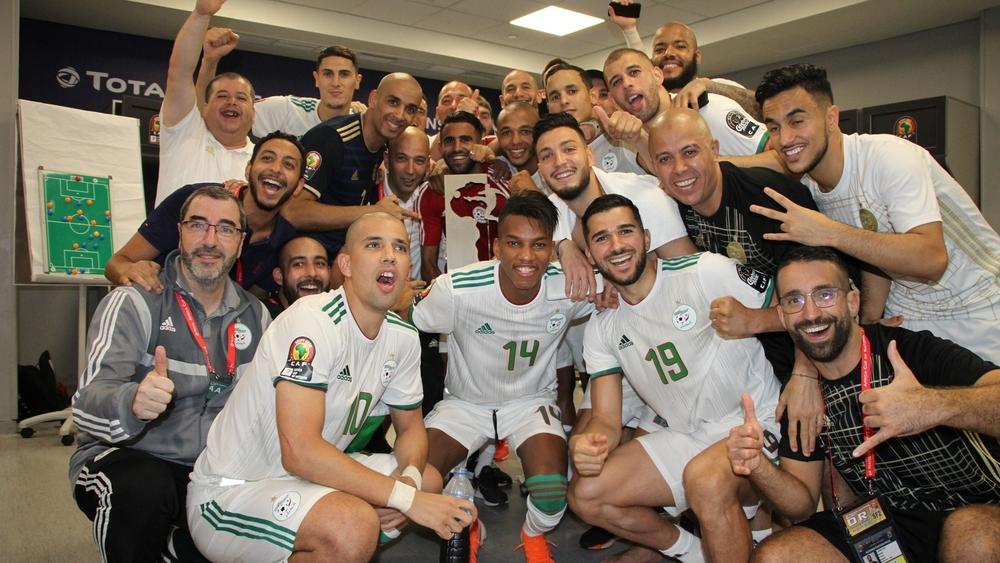 رئيس الجزائر يزور معسكر الخضر ليلة النهائي و يطالب اللاعبين بتقديم كل ما في وسعهم