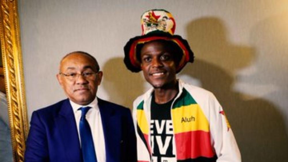 أحمد أحمد يستقبل مشجعا قطع 10 آلاف كيلومتر مشيا على الأقدام لمتابعة "كان 2019"