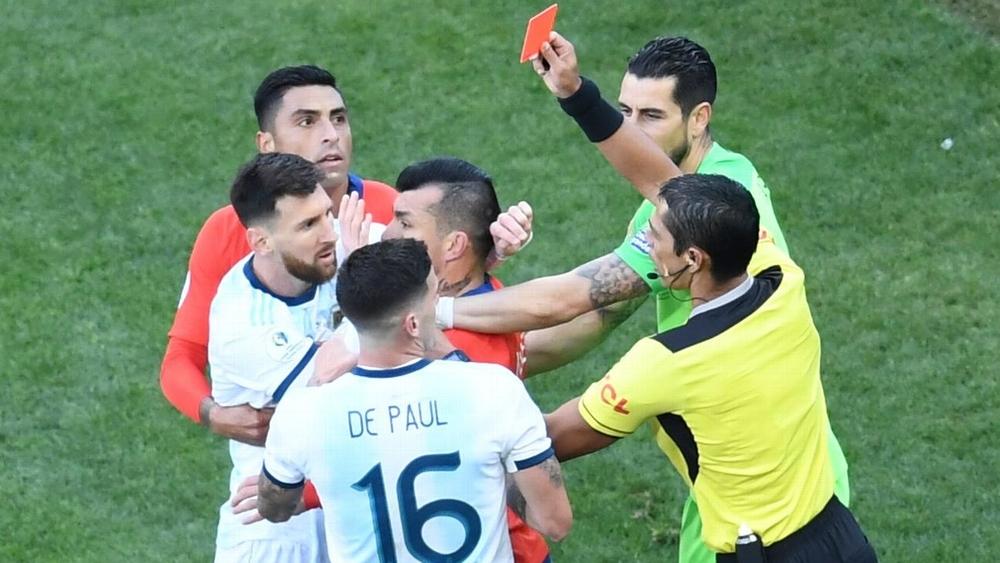 بعد تصريحاته "القوية".. ميسي يقدم اعتذاره للـ"كونميبول"