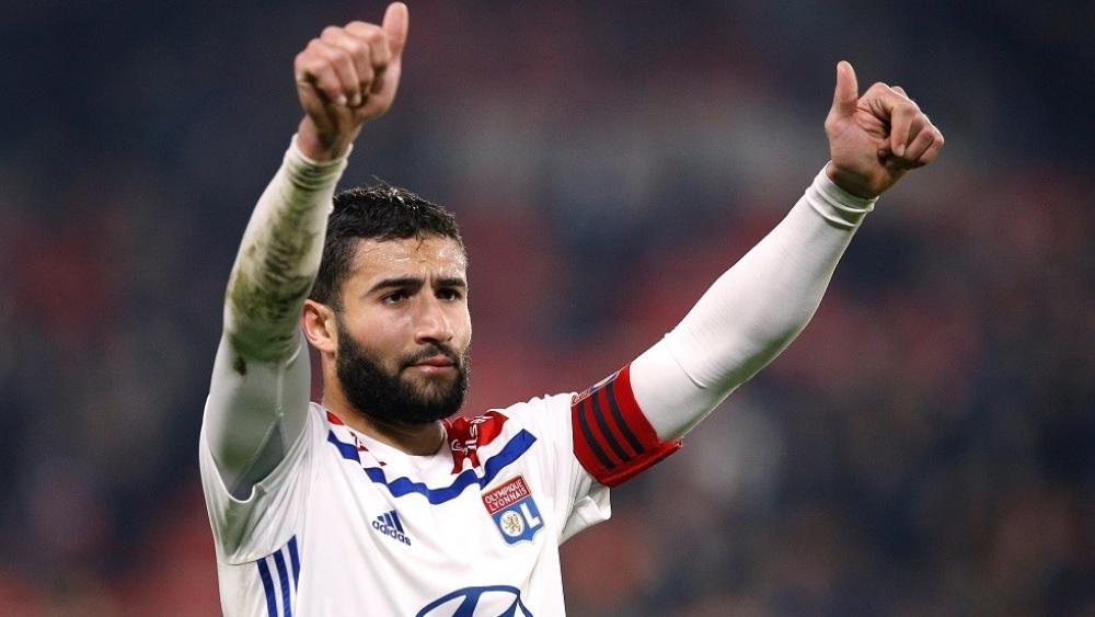 ريال بيتيس يتعاقد مع لاعب وسط ليون نبيل فقير