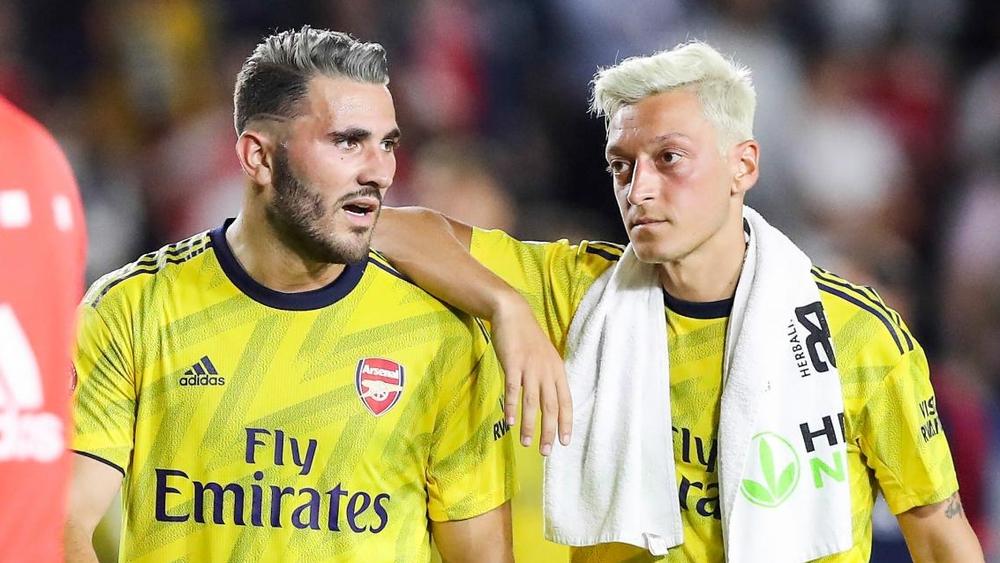 أرسنال يطمئن أنصاره على أوزيل وكولاسيناك