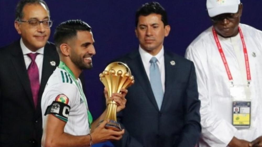 محرز يخرج عن صمته: لم أرفض مصافحة رئيس الوزراء المصري