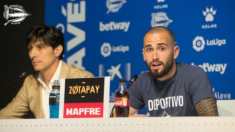 ديبورتيفو ألافيس يقدم لاعبه الجديد أليكس فيدال