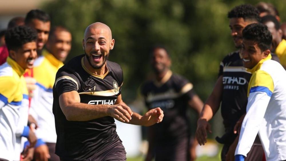 "السعادة" تغمر أمرابط بعد لقاء زملائه في تدريبات النصر السعودي