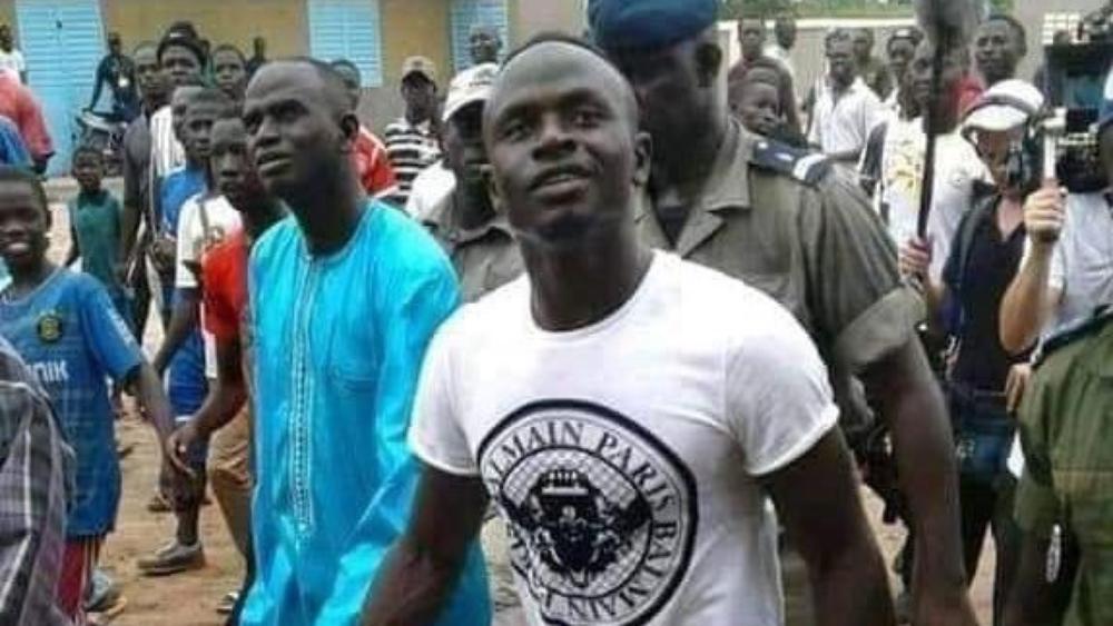 بدلاً من الاستمتاع بالعطلة .. ماني يزور قريته من أجل مشاريعه الخيرية