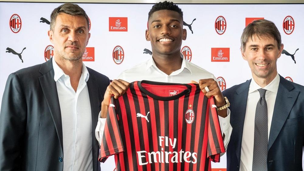 رسميا | ميلان يضم البرتغالي لياو قادما من ليل