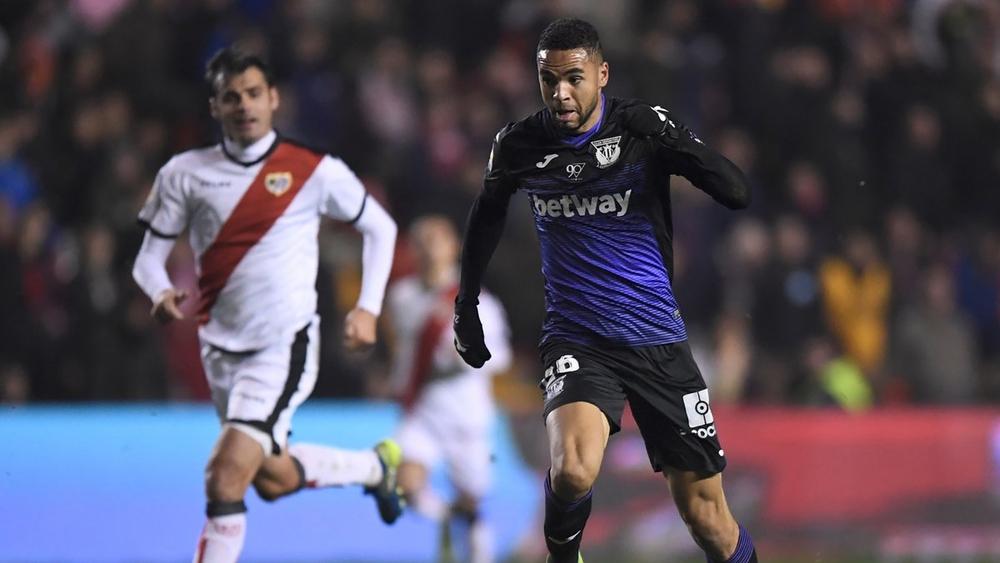 ريال بيتيس يطمح للظفر بخدمات النصيري بعد رفضه الانتقال إلى برايتون