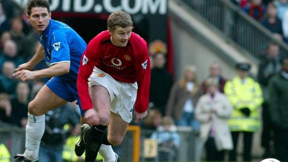 مانشستر يونايتد وتشيلسي قمة مبكرة في الدوري الإنجليزي