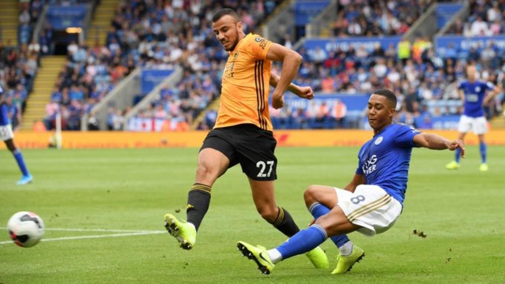 سايس يحقق أول نقطة مع فريقه في بداية الدوري الإنجليزي الممتاز