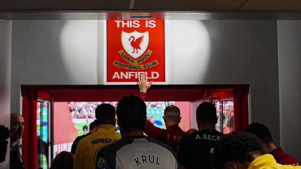 وأخيرا نجوم ليفربول يلمسون 'This Is Anfield'.. كلوب منعهم من ذلك منذ 2016!